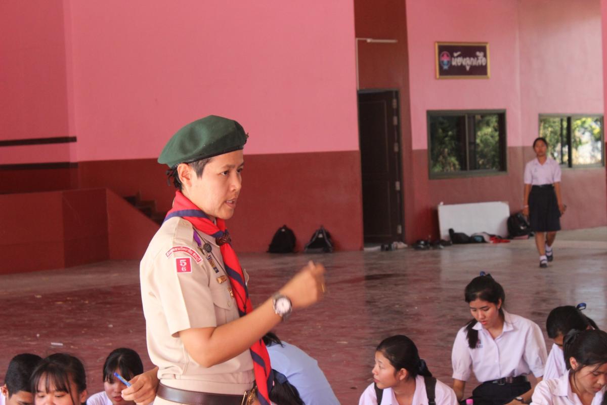 สอนกิจกรรม 4 H ให้พี่เลี้ยงลูกเสือกองร้อยพิเศษทำหน้าที่จิตอาสาดูเเลน้องลูกเสือ ชั้น ม3