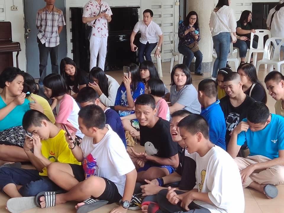 ร่วมเลี้ยงอาหารกลางวันน้องๆผู้พิการทางสายตา