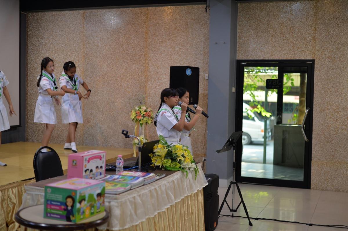 ลูกเสือร้องเพลงต้อนรับคณะศึกษาดูงาน