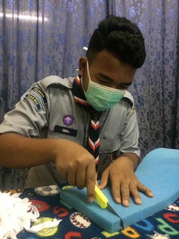 FACE SHIELD UNTUK PEJUANG YANG TAK DIDENDANG