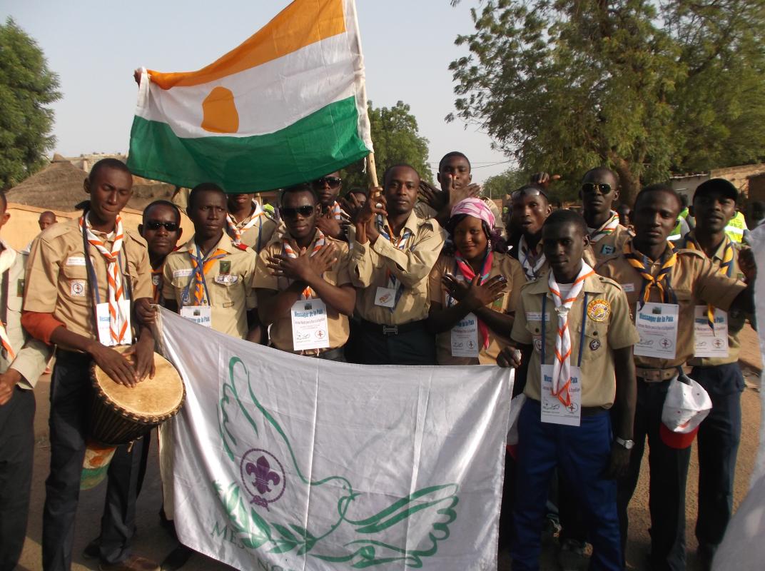 Marche Pour la Paix et La Repubilque sur 149 KM suivie de la participation au 56eme anniversaire de la proclamation de la Republique du Niger le 18 decembre 2014 par les scouts Messagers de la Paix du Niger