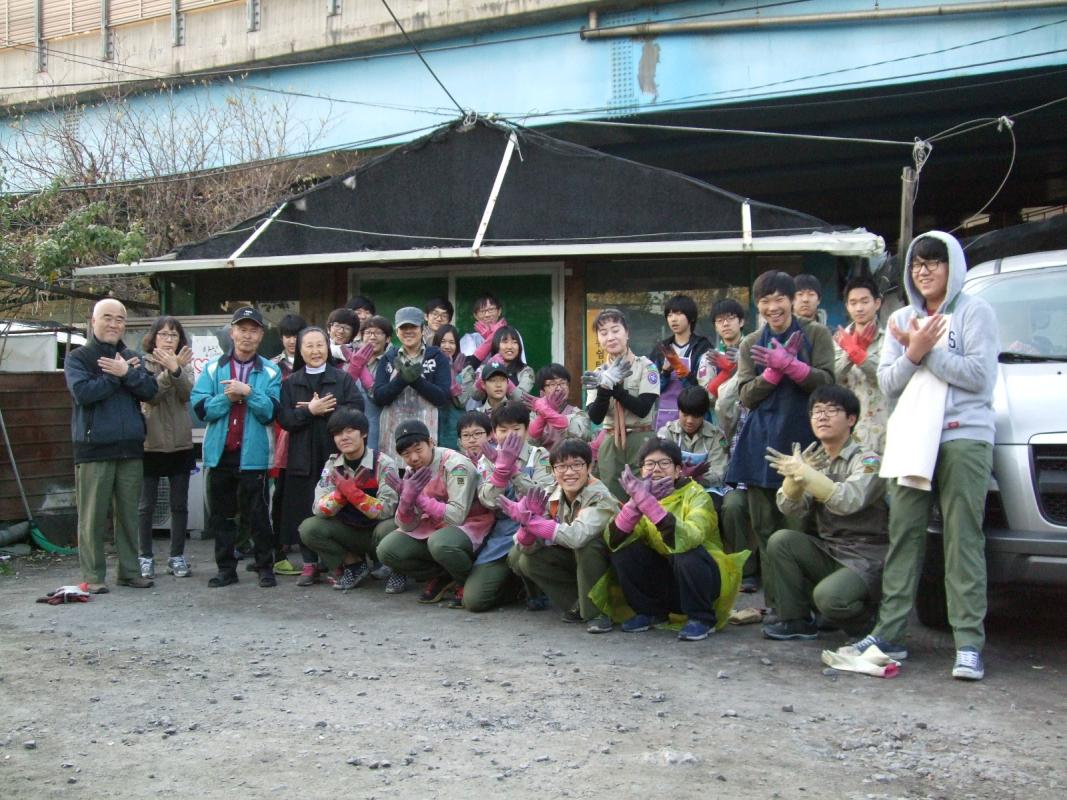 Donation 2,000 pieces of bituminous coal to needy neighbors