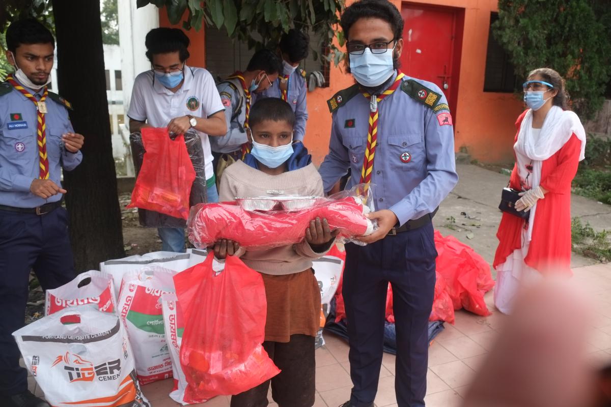 পথ শিশুদের মাঝে শীত বস্ত্র ও খাবার বিতরণ