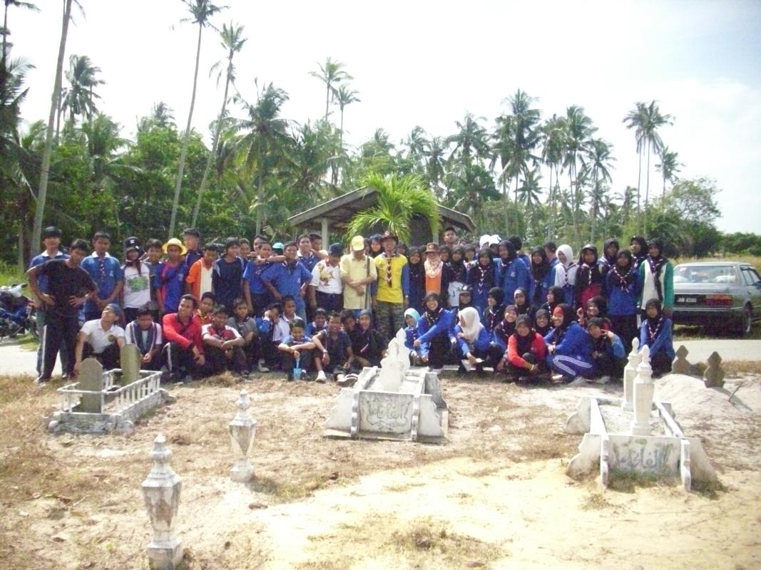 KHIDMAT MASYARAKAT MEMBERSIHKAN PERKUBURAN ISLAM KAMPUNG TELUK EMPANG