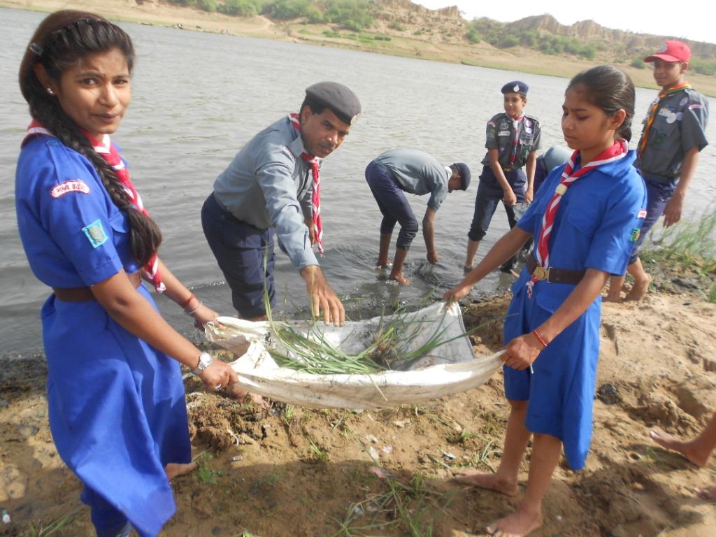 स्काउट गाइड ने की चंबल नदी पर सफाई
