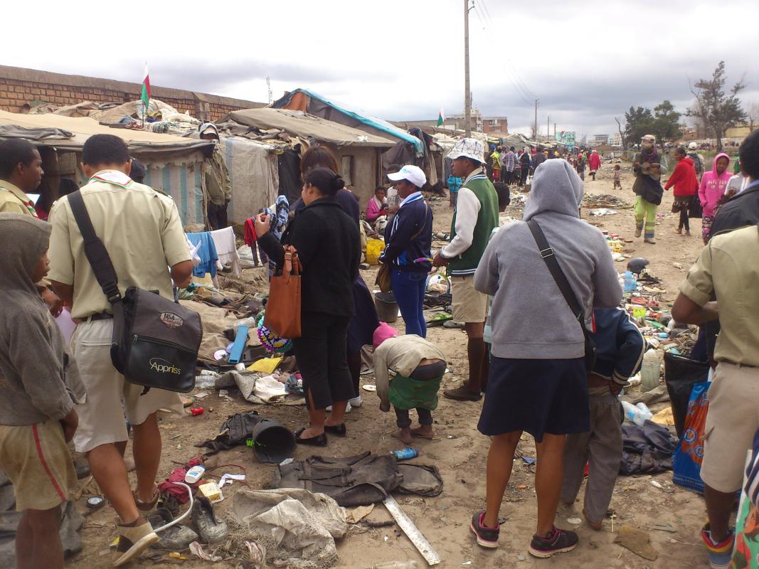 DISTRIBUTION DE VÊTEMENT ET JOUET AU SANS ABRIS DE LA RÉUNION KELY   