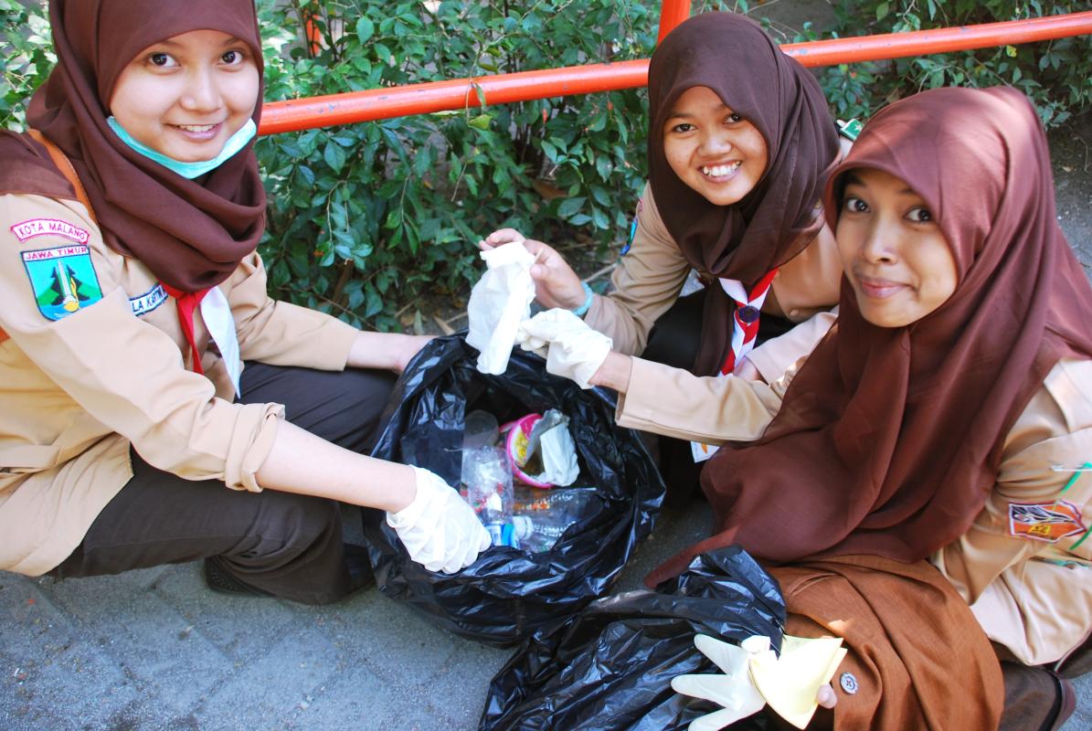 Aksi Bersih Kebun Binatang Surabaya dalam Rangka Ulang Tahun Pramuka ke -52