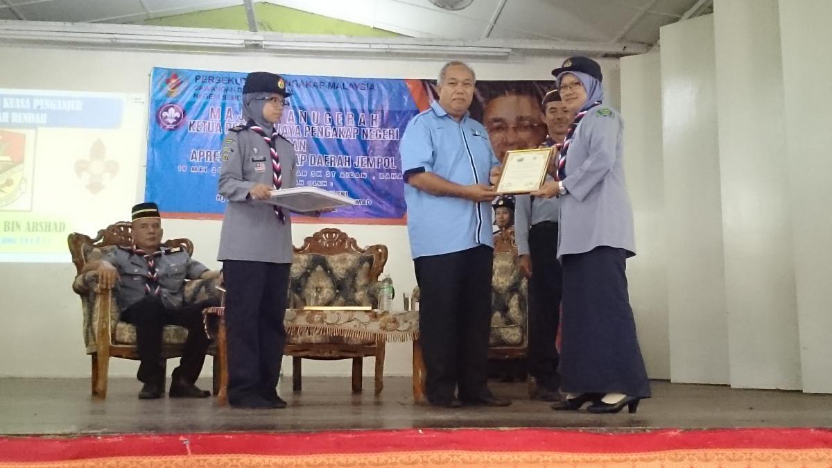 Bertugas sebagai jawatankuasa program