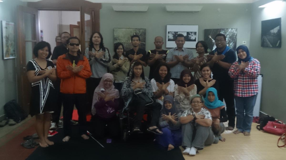 Practicing English and Writing Skill in PRALIC (Prabuhi Literacy Club) 