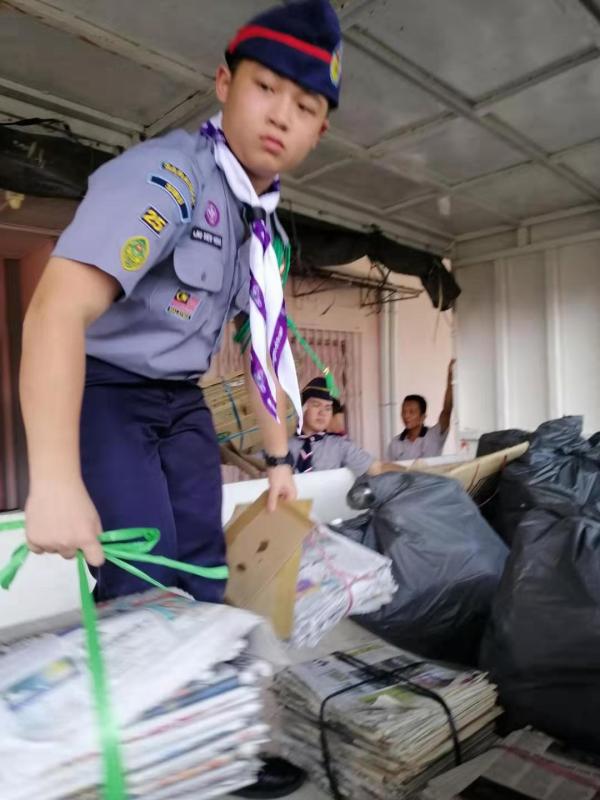 Menderma bahan kitar semula kepada Sibu Kidney Foundation 