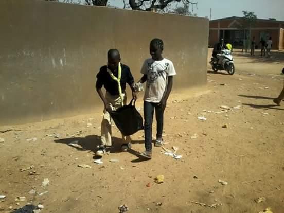 MINIMISONS  NOTRE DEPENDANCE DES SACHETS  PLASTIQUES NON DEGRADABLES