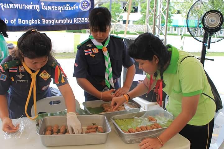ลูกเสือสันติภาพร่วมกับสโมสรโรตารีกรุงเทพบางลำพูในพระอุปถัมภ์ช่วยกันทำอาหารเจให้กับผู้ร่วมงานซาโอริประเทศไทยและมหกรรมคอนเสิร์ตการกุศล 9 อมตะ