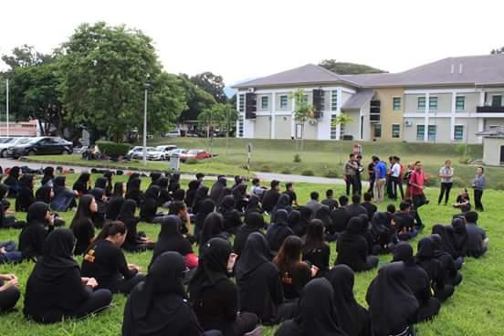 istiadat mengangkat bendera dan ladam kuda