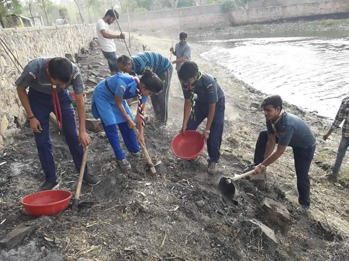 Cleaning water bodies