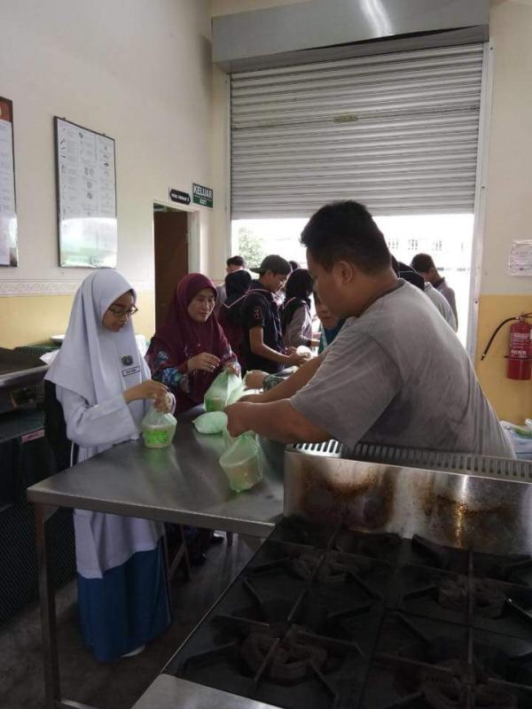 Pengagihan bubur lambuk 