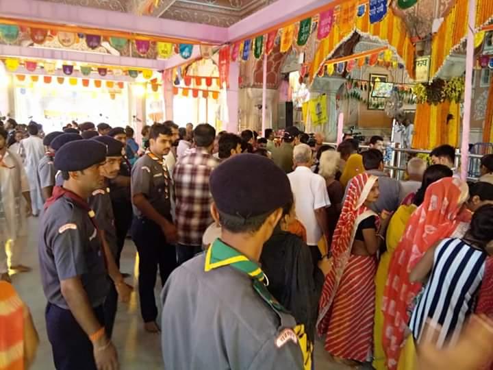 कृष्ण जन्माष्टमी के शुभ अवसर पर सेवा देते हुए 