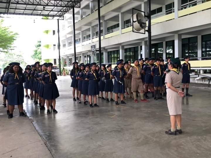 ช่วยกันประดิษฐ์สิ่งของบริจาคน้องๆ