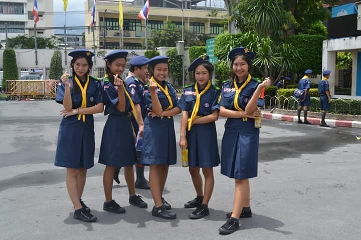 เดินสวนสนาม
