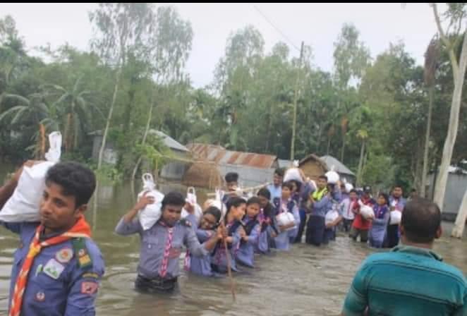 ত্রাণ বিতরণে রোভার স্কাউটদের বিশেষ কার্যক্রম    