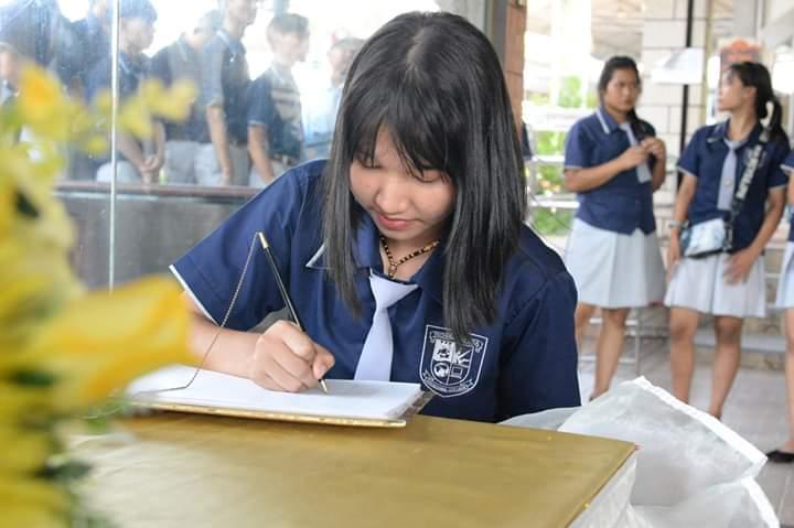 ลงนามถวายพระพรรัชกาลที่10
