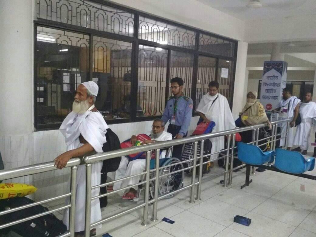 আমরা সকল রোভার হাজিদের সকল ধরনের সহযোগীতা করে থাকি। আমরা আল্লাহ মেহমানদের সেবা করার জন্য প্রতি বছর হজ ক্যাম্প যাই। 