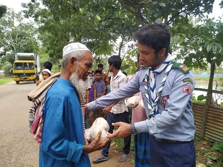 বন্যায় কবলিত মানুষদের মাঝে ত্রান বিতরণ 