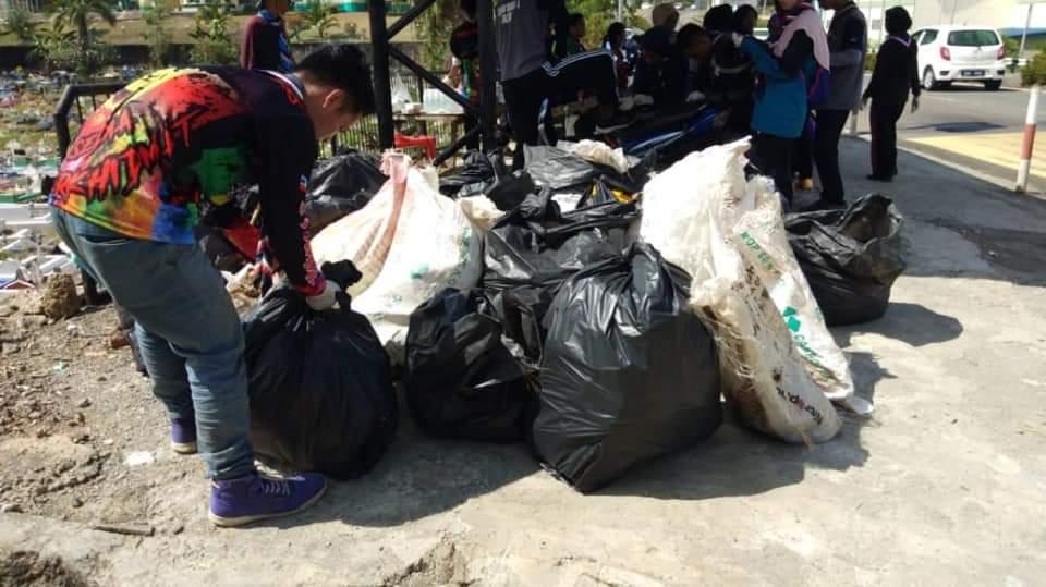 MEMBERSIHKAN KUBURAN ISLAMIAH TAWAU.. 