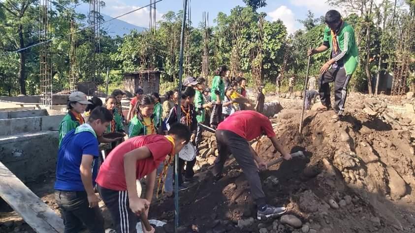 Voluntary work in building a residence house for the small monks 