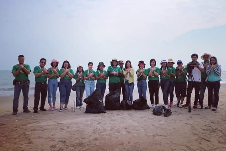 รณรงค์เก็บขยะเพื่อรักษาสิ่งแวดล้อมชายฝั่งทะเล