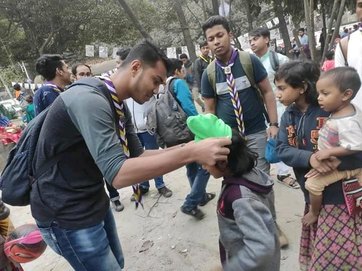 গত ১৭ জানুয়ারি ২০২০ আমরা স্কাউট গ্রুপের মোট ৬৫ জন রোভার রমনাপার্ক, টিএসসি, শাহবাগ এলাকায় ৩০০ দরিদ্র শিশুদের মধ্যে কানটুপি, ভেসলিন, চকলেট বিতরন করে।