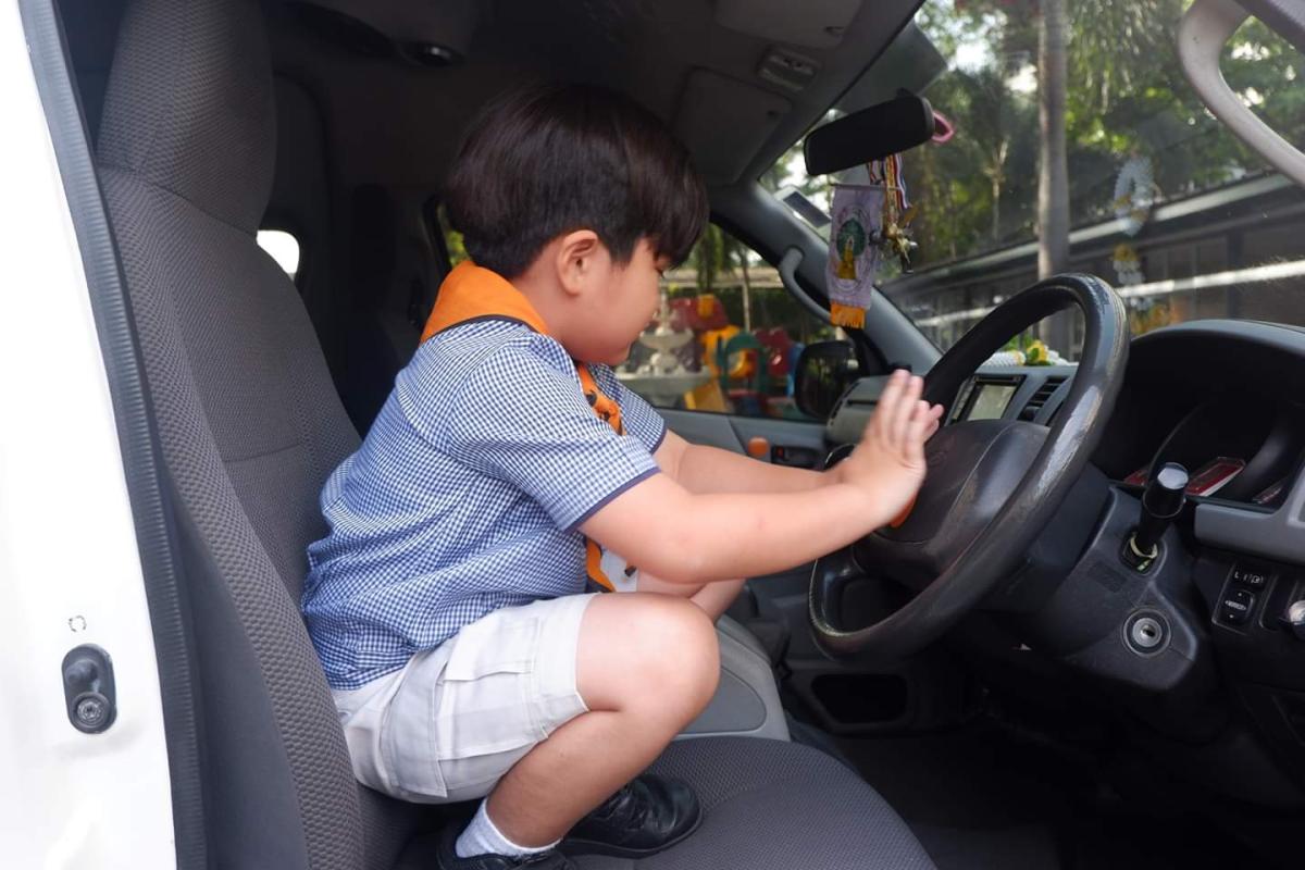 จิตอาสาให้คำแนะนำเด็กติดรถ