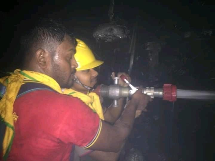 অগ্নিকাণ্ডে উদ্ধার কাজে  রোভার স্কাউট 