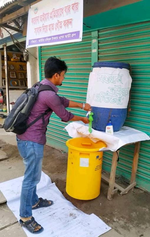 করোনা ভাইরাস প্রতিরোধে পথচারীদের হাত ধৌত করার ব্যবস্থা করেছে স্কাউটার রফিকুল ইসলাম ওপেন স্কাউট গ্রুপ