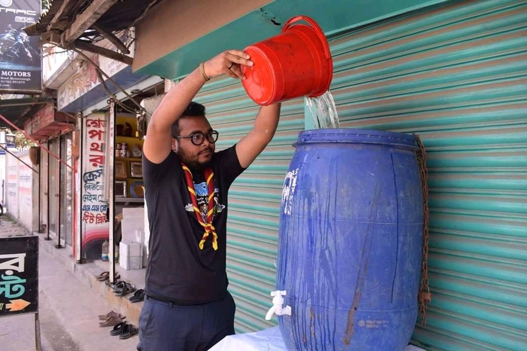 করোনা ভাইরাস প্রতিরোধে পথচারীদের  হাত ধৌত করার ব্যবস্থা করেছে স্কাউটার রফিকুল ইসলাম ওপেন স্কাউট গ্রুপ