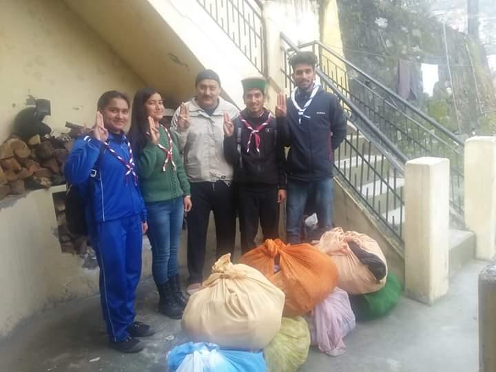  ठंड से बचने के लिए स्लम एरिया के लिए कपड़े किए गए इकट्ठा