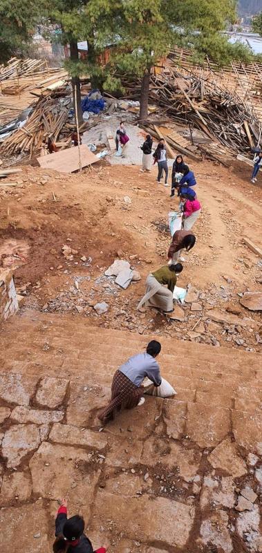 Volunteers work in Wangditshi Lhakhang 