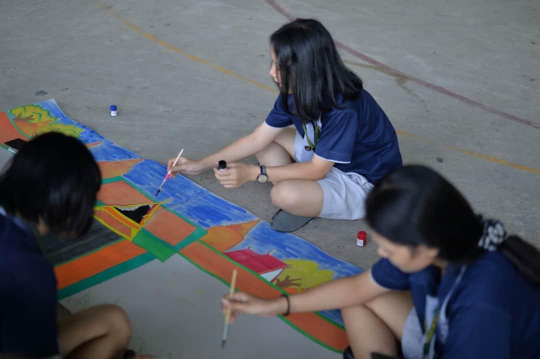 ระบายสีฉากในการแสดงละคร