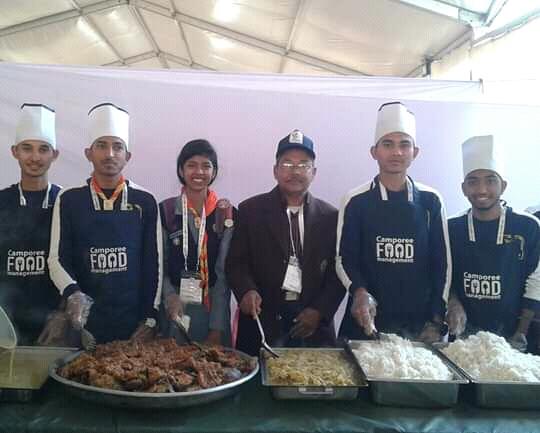 ভলেন্টিয়ার দের খাবার বণ্টন 