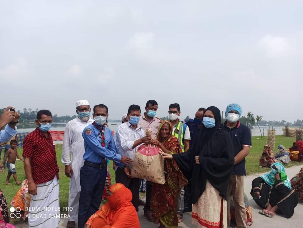সিরাজগঞ্জে বন্যার্তদের মাঝে বাংলাদেশ
উইম্যান জাজেস এসোসিয়েশনের ত্রান বিতরণ।