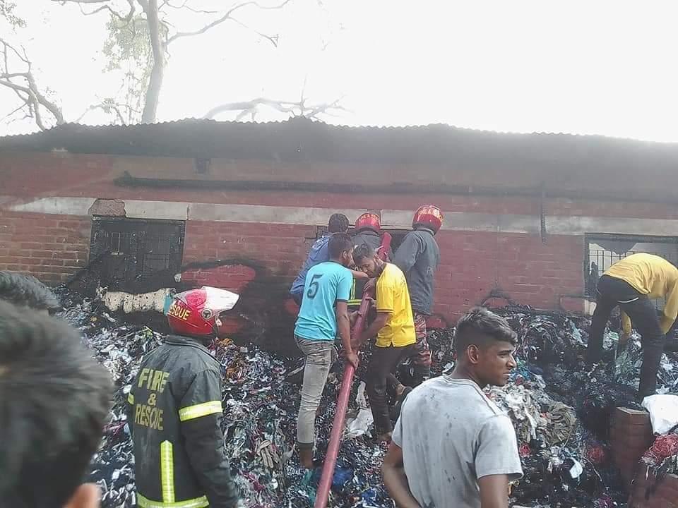 অাগুন নিয়ত্রনে কাজ করেছে   ফায়ার সার্ভিসের পাশাপাশি সিরাজগঞ্জ সেবা মুক্ত রোভার গ্রুপ ও পলিটেকনিক ইনস্টিটিউট রোভার স্কাউট গ্রুপ এর সদস্যবৃন্দ।