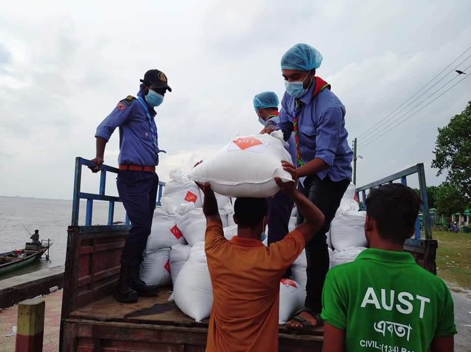 বন্যার্ত দের মাঝে ত্রাণ সামগ্রী বিতরণ