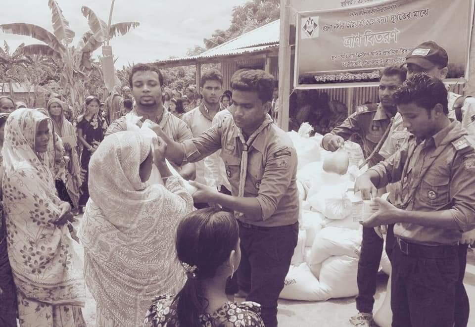 বন্যাদুর্গত মানুষের মাঝে ত্রাণ বিতরণ 