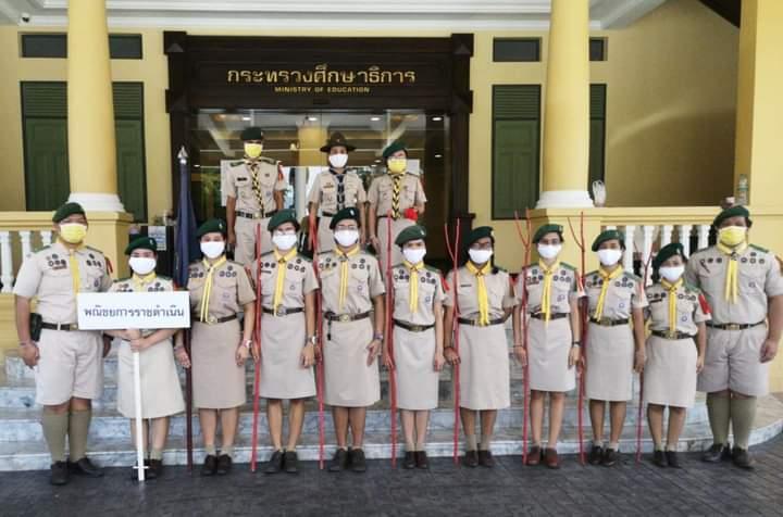 กองลูกเสือวิสามัญวิทยาลัยเทคโนโลยีพณิชยการราชดำเนินเดินสวนสนามในพิธีทบทวนคำปฏิญาณของลูกเสือเนตรนารีเนื่องในโอกาสวันเฉลิมพระชนมพรรษาพระบาทสมเด็จพระเจ้าอยู่หัว