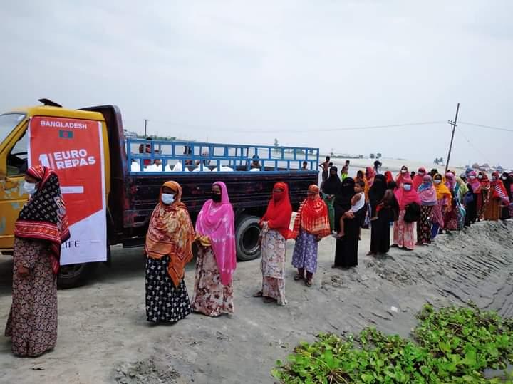 বন্যায় ক্ষতিগ্রস্থদের মাঝে ত্রান বিতরন।