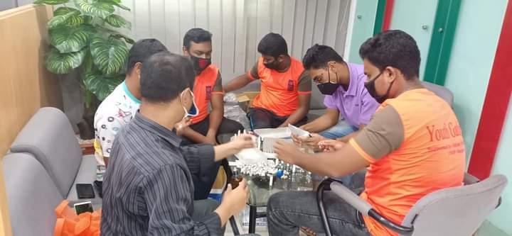 করোনা প্রতিরোধে শরীরে প্রতিরোধ ক্ষমতা বাড়ানোর জন্য হোমিওপ্যাথি ঔষুধ প্যাকেটজাত করছে।