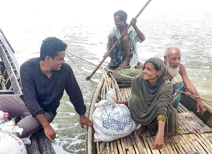 বন্যায় ক্ষতিগ্রস্থদের মাঝে ত্রান বিতরণ।