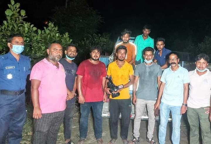 নদী ভাঙন এলাকায় অসহায় মানুষের মাঝে বস্ত্র বিতরণ