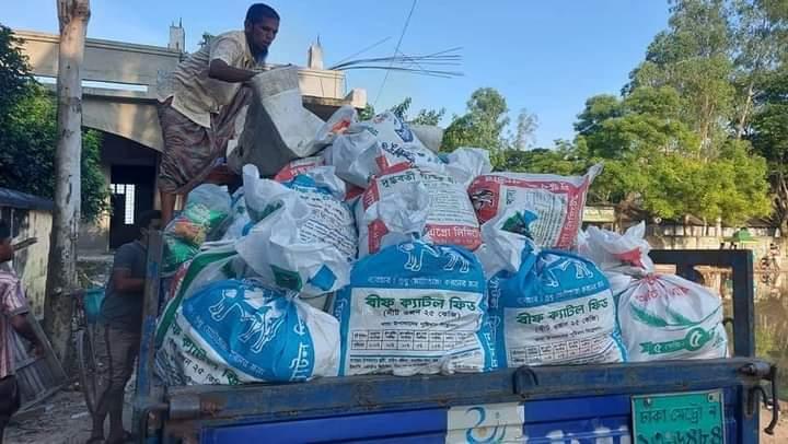 বন্যায় নদী ভাঙন এলাকায় অসহায় মানুষের মাঝে খাদ্য ও বস্ত্র বিতরন।