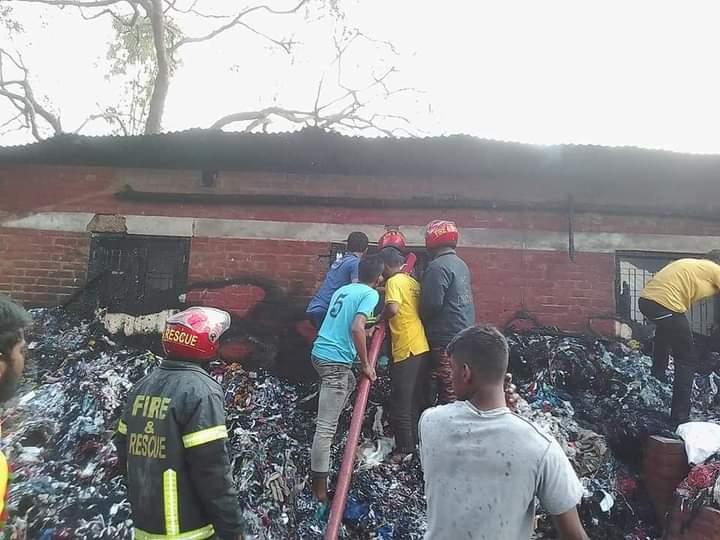 আগুন নিয়ন্ত্রের কাজ করছে।