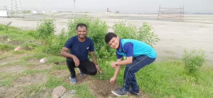 রাজিব আহমেদ সহকারী পরিচালক বাংলাদেশ স্কাউটস স্যার এর সাথে বৃক্ষ রোপন।